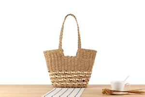 Détail du sac cabas en paille de papier tissé avec texture claire pour plage et vacances