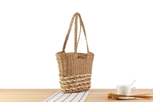 Détail du sac cabas évidé en corde de papier tressé avec motifs ondulés pour la plage