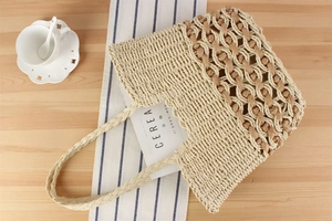 Détail du sac de plage tressé en corde de papier évidé avec design bicolore chic