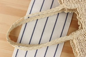 Détail du sac de plage en corde de papier tressée avec poignée et doublure intérieure