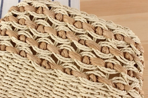 Gros plan du tissage en corde de papier bicolore avec texture ajourée sur un sac de plage