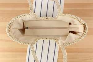 Vue de dessus de l'intérieur du sac fourre-tout en paille avec fermeture éclair et doublure