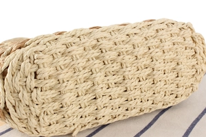 Détail macro du fond d'un sac tressé en corde de papier au fini naturel