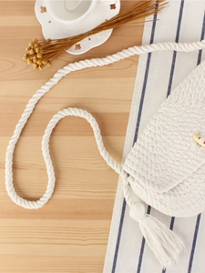 Sac à épaule en coton tissé blanc crème avec pompons et fermoir en bois style bohème