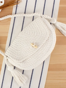 Sac à bandoulière en coton blanc tressé à la main avec bouton bois et franges