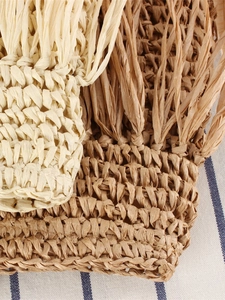 Handgewebte Schultertasche mit langen Quasten in Creme und Hellbraun für den Strandurlaub