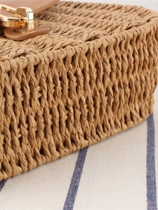 Modische gewebte Strohhandtasche mit goldenem Schnallenverschluss und Lederbesatz-Details
