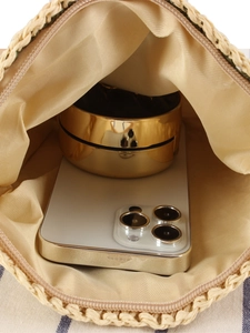 Intérieur spacieux du sac en paille fait main avec fermeture éclair et doublure
