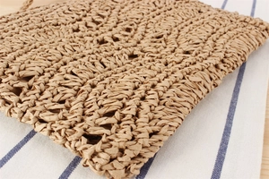 Gros plan sur le sac en paille tissé main montrant la texture en fibres naturelles et le tissage