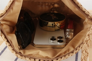 Détail de l'intérieur d'un sac en paille tissé à la main avec fermeture éclair