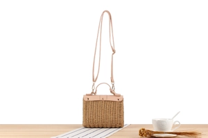 Détail du sac bohème en corde de papier tressée avec bordure en cuir et garnitures dorées