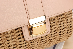 Détail du cuir rose et de la paille tressée naturelle avec fermoir en métal doré