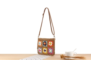 Dettaglio di motivi all'uncinetto granny square su borsa a tracolla intrecciata marrone