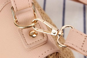 Détails rapprochés des boucles en métal doré et de la texture tissée du sac de mode