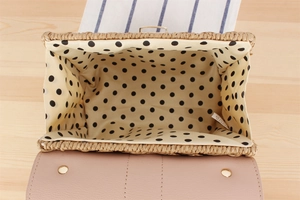 Détails de l'intérieur du sac en paille avec doublure à pois et rabat en cuir