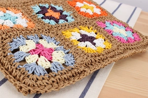 Dettaglio dei motivi all'uncinetto granny square colorati e trama in corda di carta