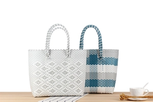 Dettaglio dei cesti in plastica intrecciata con motivi decorativi e manici resistenti