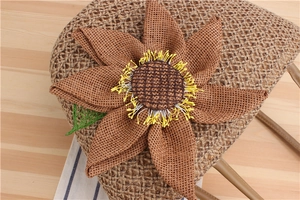 Dettaglio ravvicinato di girasole decorativo in juta su borsa da spiaggia intrecciata