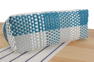 Vista dettagliata della trama fitta del cesto in plastica blu e bianca intrecciata