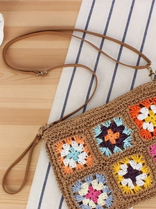 Borsa a tracolla vintage all'uncinetto con motivo floreale colorato e cinturino in pelle