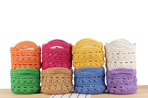Vue détaillée de sacs seaux colorés faits à la main au crochet en huit couleurs rustiques
