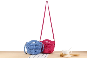 Détail de sacs seaux au crochet bleu et rose avec tissage ajouré et bandoulière