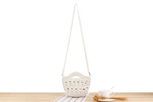 Détail du sac seau en tricot ajouré tissé main avec poignée courbe et bandoulière