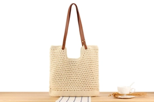 Détail du sac cabas tissé en coton avec poignées en cuir marron et des rivets