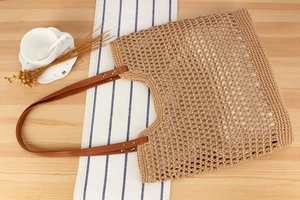 Détail du sac cabas en coton tressé ajouré avec anses en similicuir brun et rivets