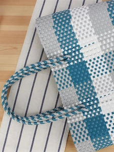 Borsa tote intrecciata a mano con motivo a quadri blu e grigi per spiaggia e picnic