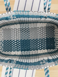 Borsa tote intrecciata a mano con motivo a scacchi blu e grigio per spiaggia e picnic
