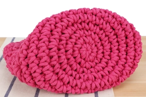 Vue macro détaillée de la base en crochet spirale renforcée de ce sac seau tressé rose