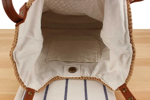 Détail du sac cabas en coton tressé avec fermoir magnétique et doublure en toile beige