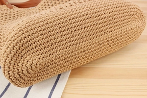Gros plan sur le tissage serré en corde de coton et la bandoulière en cuir du sac d'été