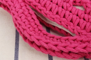 Vue macro de la bandoulière tissée rose avec texture dense et doublure en tissu doux