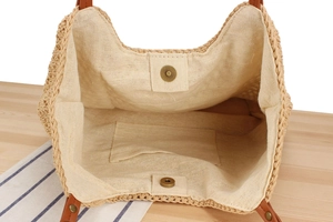 Détails du sac cabas tissé avec doublure en lin, poche intérieure et fermoirs magnétiques