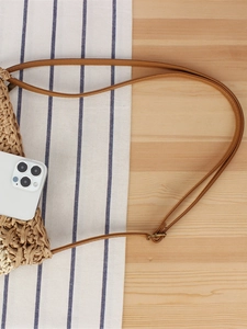 Sac bandoulière en paille tissé main avec sangle en similicuir brun et téléphone