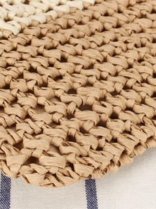 Sac bandoulière tissé main avec motif crochet ajouré et détails de perles en bois