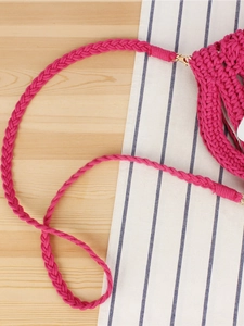 Sac seau tissé à la main magenta avec bandoulière tressée et crochets dorés