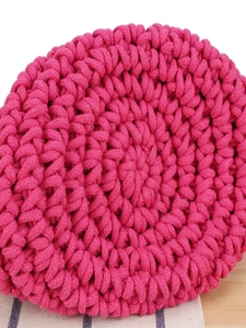 Petit sac seau tressé magenta fait main avec design au crochet ajouré pour femme