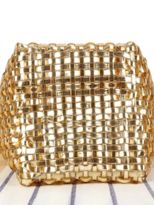 Sac à main tissé doré métallisé pour femme avec une texture géométrique brillante