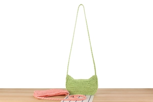 Dettaglio del set di borse in corda di carta intrecciata verde e pochette rosa