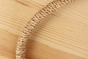 Primer plano de textura de fibra natural tejida a mano en un gran bolso de paja tote