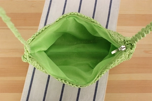 Dettaglio della borsa in corda di carta verde chiaro con fodera interna e zip