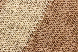 Vista macro detallada del patrón tejido de fibra natural en dos tonos para bolsos