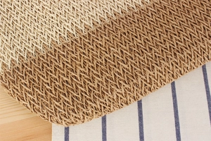Primer plano del patrón de tejido de paja bicolor en beige y marrón para bolso tote