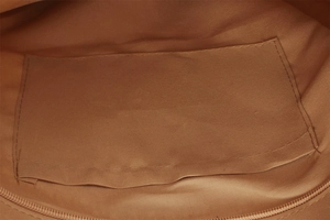 Vista detallada del amplio bolsillo interior y forro tejido de este bolso tote
