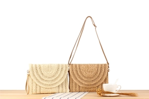 Detalle de bolsos de paja tejida bohemios en beige y marrón con textura en espiral