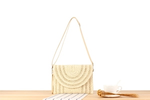 Bolso bandolera de cuerda de papel tejida con solapa semicircular