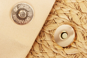 Detalle de bolso tejido de cuerda de papel con cierre magnético dorado de alta calidad